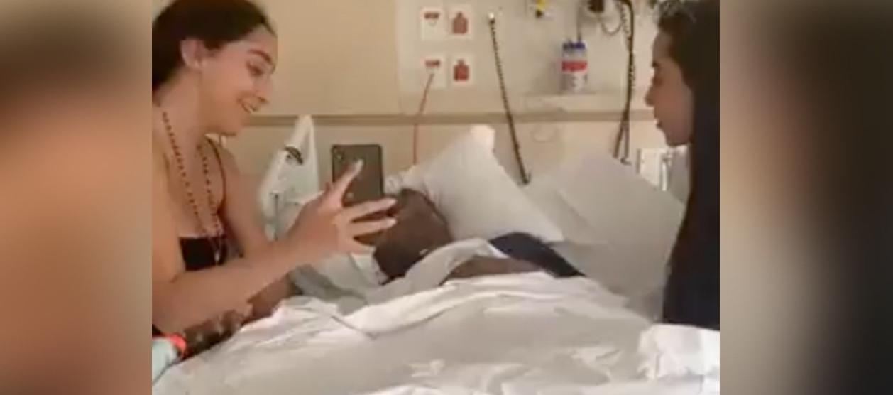Dos familiares rodean a Pelé mientras sostienen una video llamada desde el hospital Israelita de Sao Paulo.