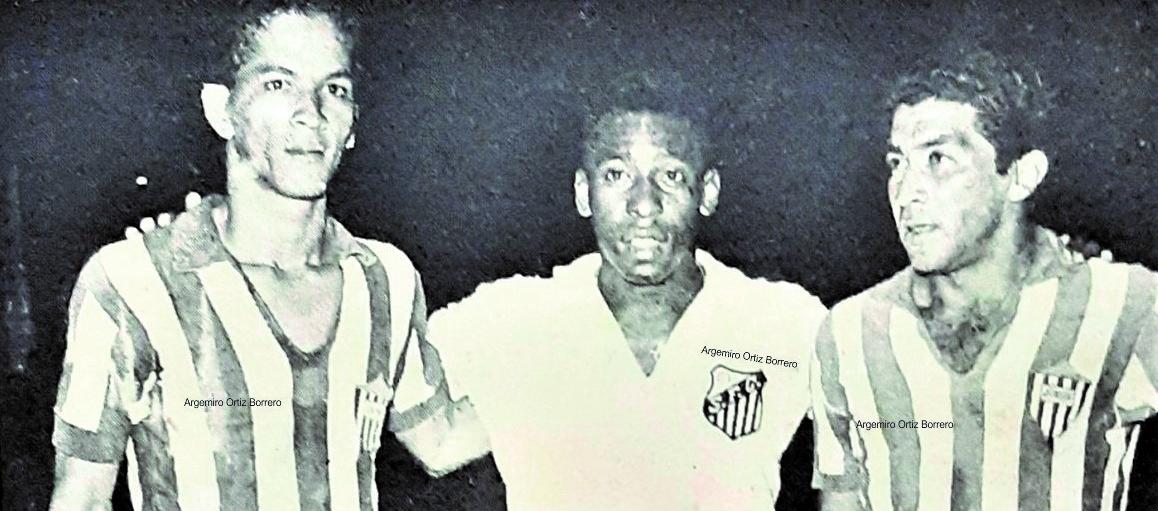 Pelé en medio de Hermenegildo Segrera y Antonio Rada.