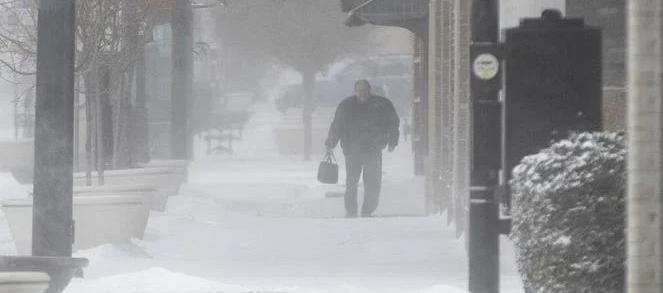 Un ciudadano camina por Wichita, Kansas, en medio de la gran tormenta que sacude a EE.UU.