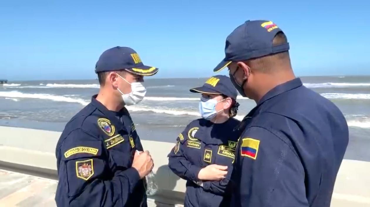 El Capitán de Puerto CN Jesús Zambrano inspeccionando la zona costera del Atlántico.