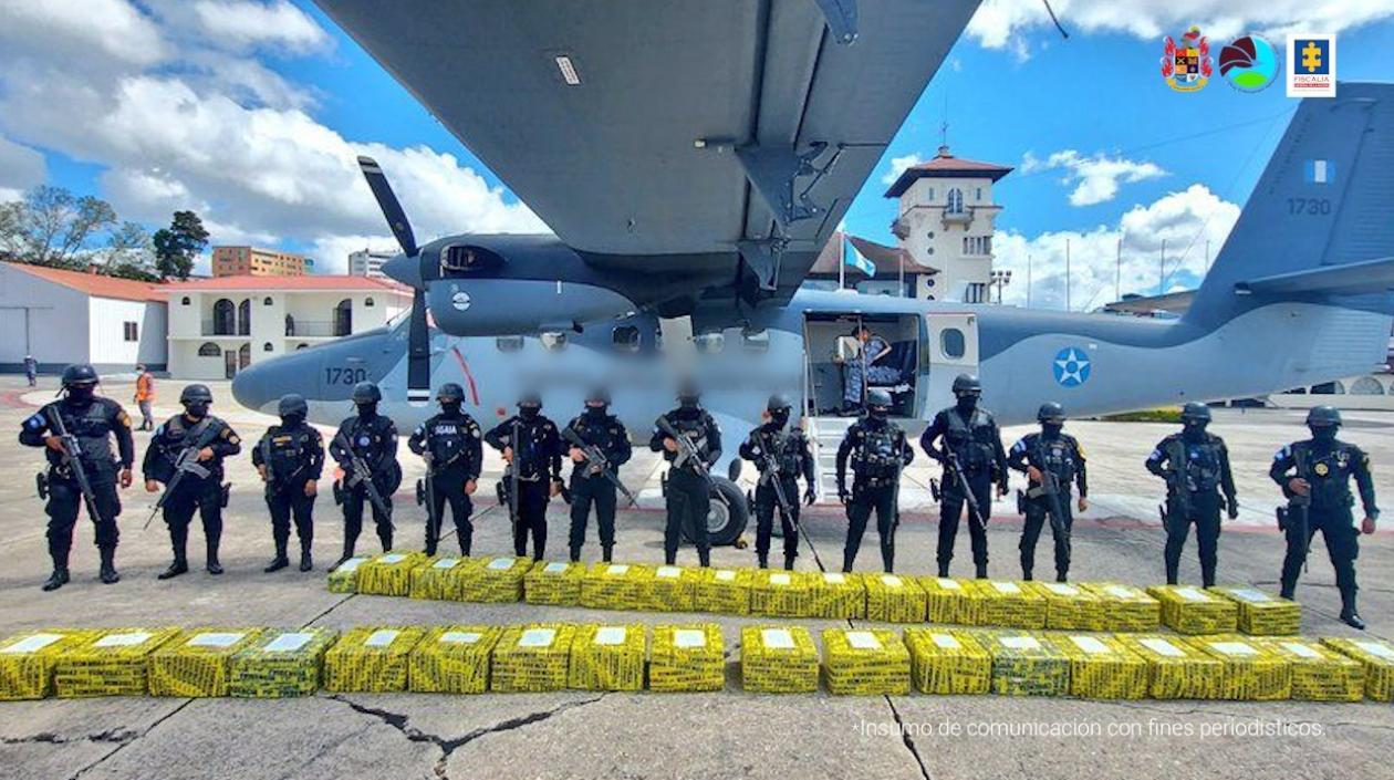 Las autoridades hallaron en el avión una tonelada de cocaína. 