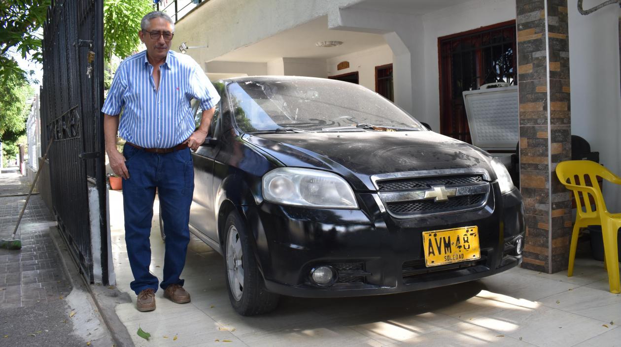 Carlos Hernández Pertuz tiene su carro en la terraza de la casa sin poder utilizarlo.