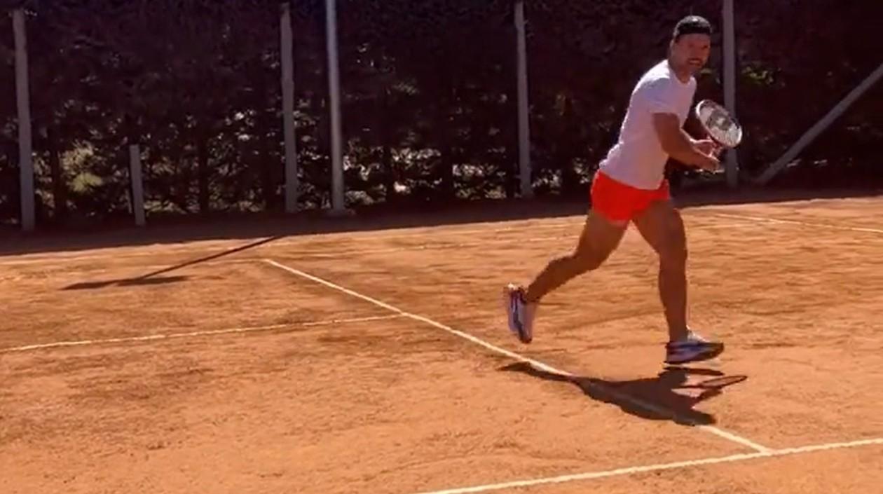 Sergio Agüero jugando tenis. 