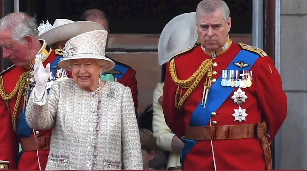 La reina Isabel II y el príncipe Andrés.