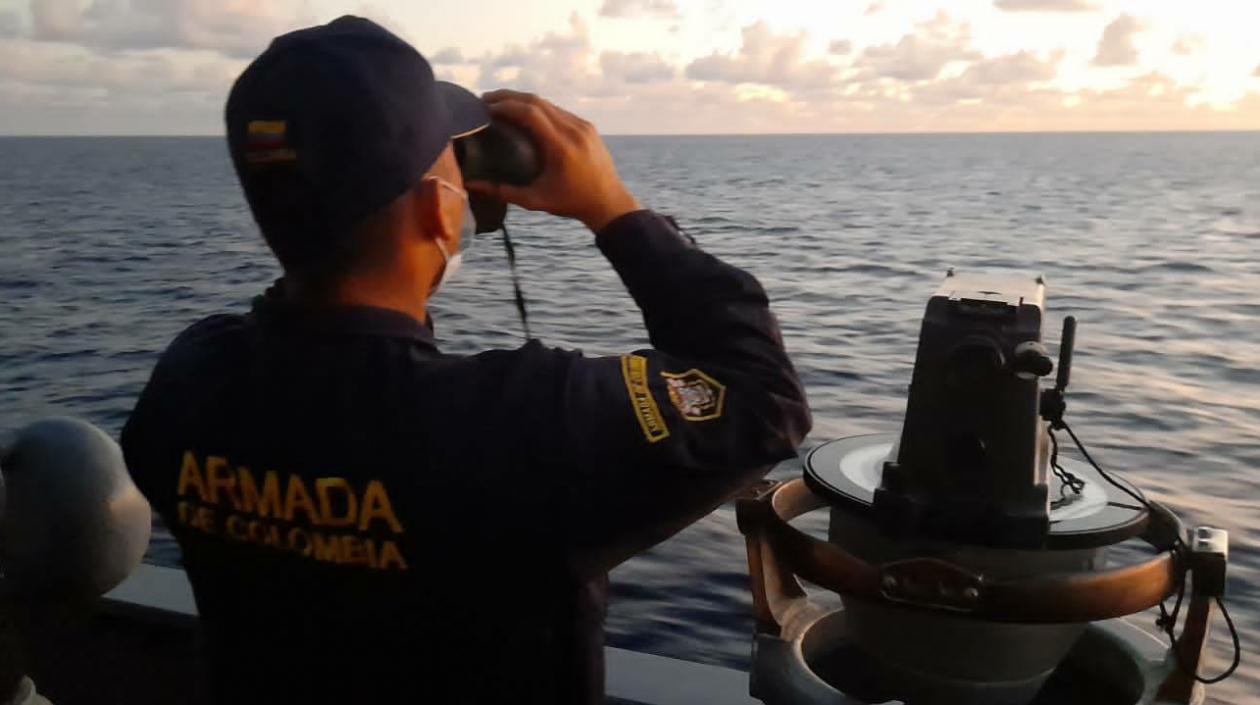 La Armada realiza labores de búsqueda en el mar. 