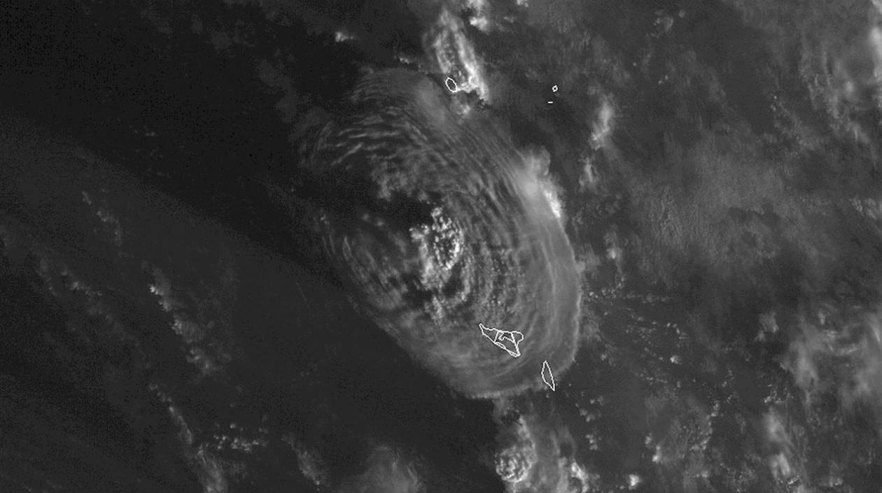 Imagen satelital tras la erupción de un volcán submarino en Tonga.