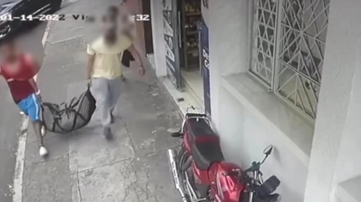 Imagen de video que muestra a quien sería el asesino cargando la maleta con el cuerpo.