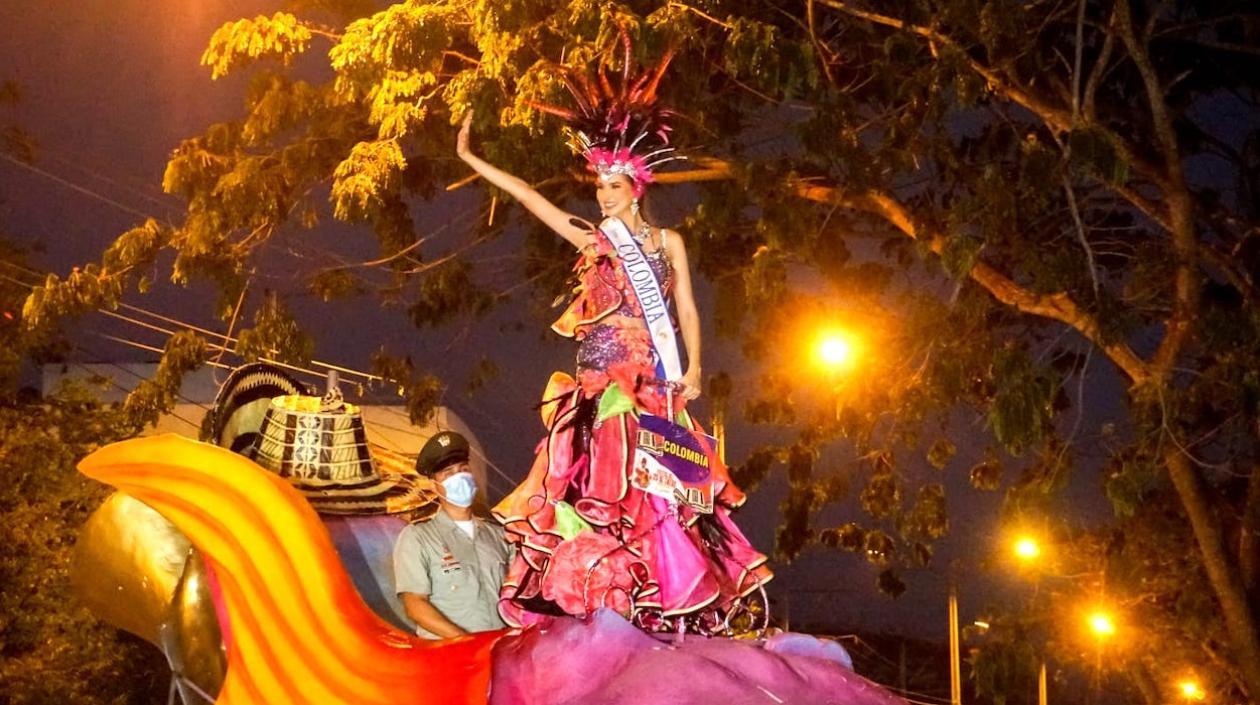 La Reina Nacional de la Belleza, Valentina Espinosa Guzmán, encabezando el desfile.