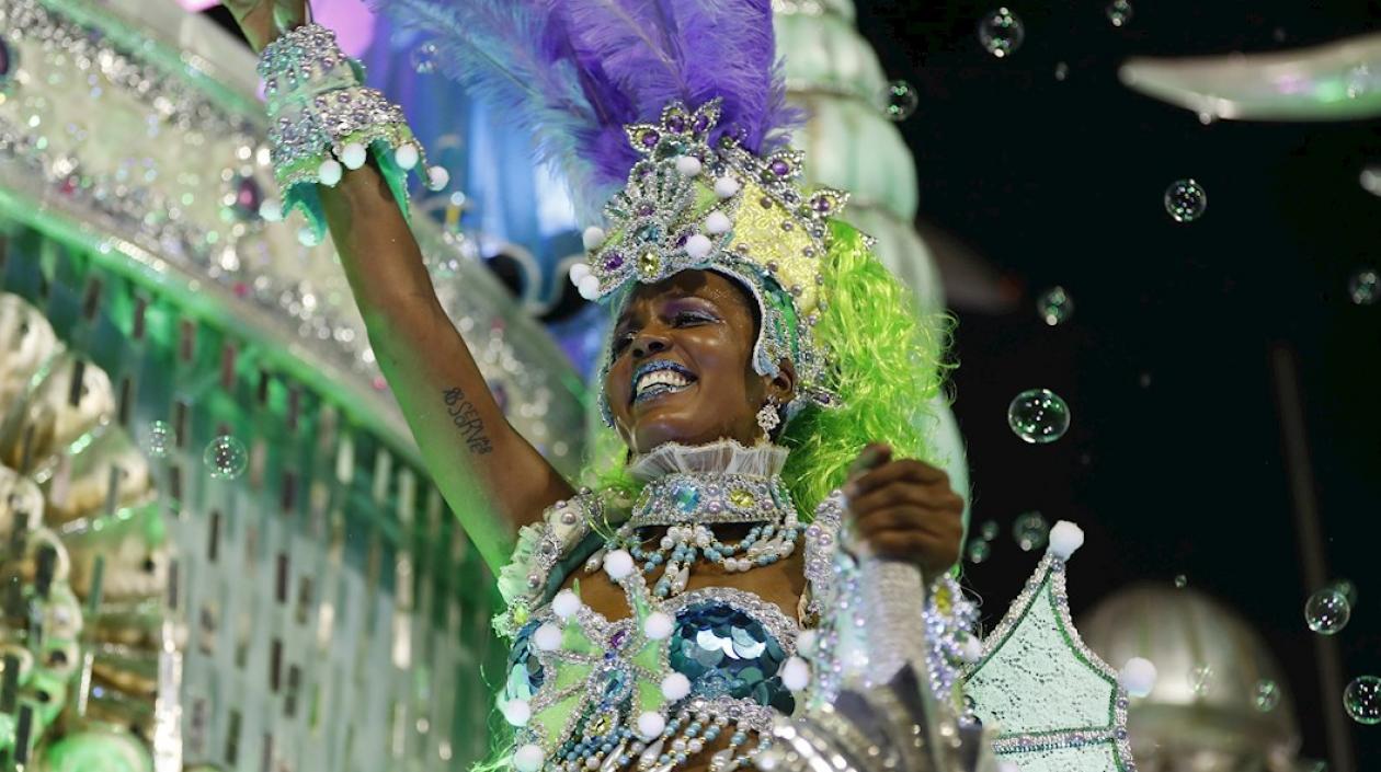 Los integrantes de una escuela de samba desfilan en el sambódromo durante el carnaval 2020