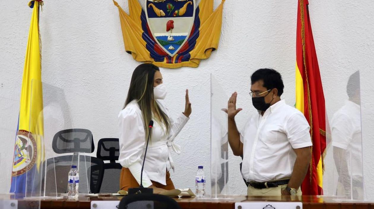 Heidy Barrera toma posesión al presidente de la Comisión Primera Richard Fernández.