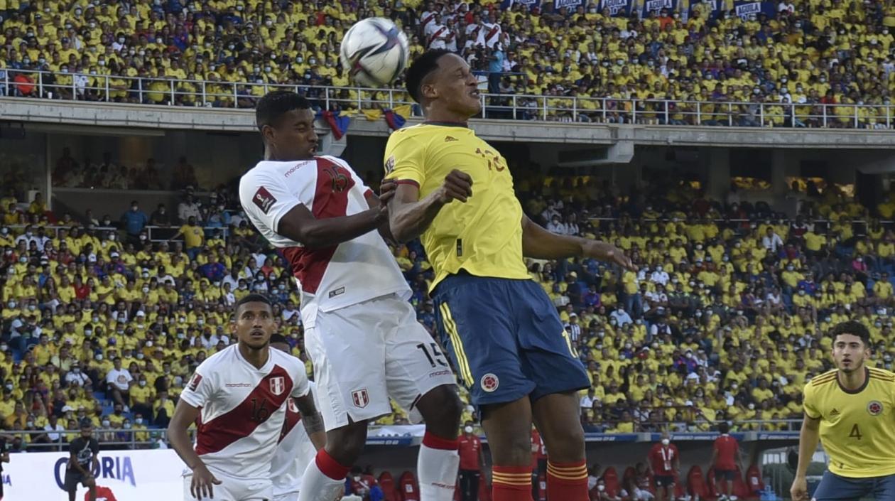 Yerry Mina en acción del juego ante Perú. 