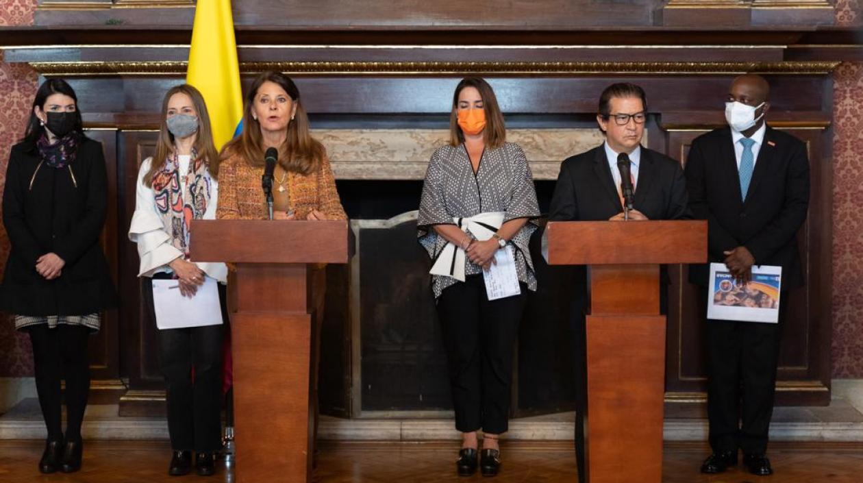 En rueda de prensa, la Vicepresidente y Canciller junto con el ministro de Agricultura, Rodolfo Zea; la Directora del ICBF, Lina Arbeláez, entre otros funcionarios.