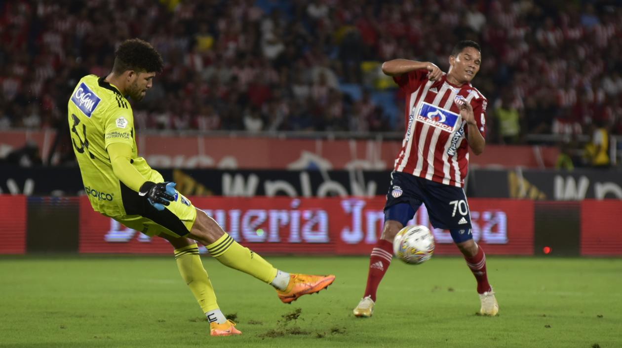 Álvaro Montero despeja un balón ante el acoso de Carlos Bacca.