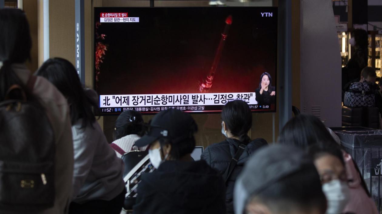   Ciudadanos de Seúl observan las noticias sobre un nuevo misil lanzado desde Corea del Norte.