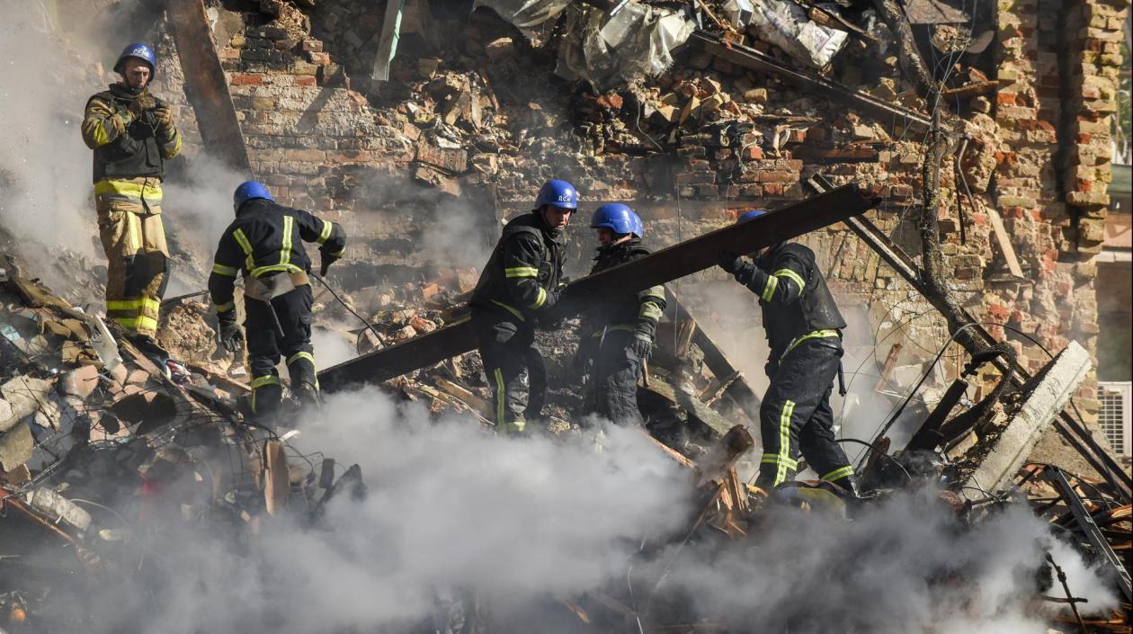 Rescatistas ucranianos retiran escombros de un edificio destruido este lunes por un ataque con drones rusos.