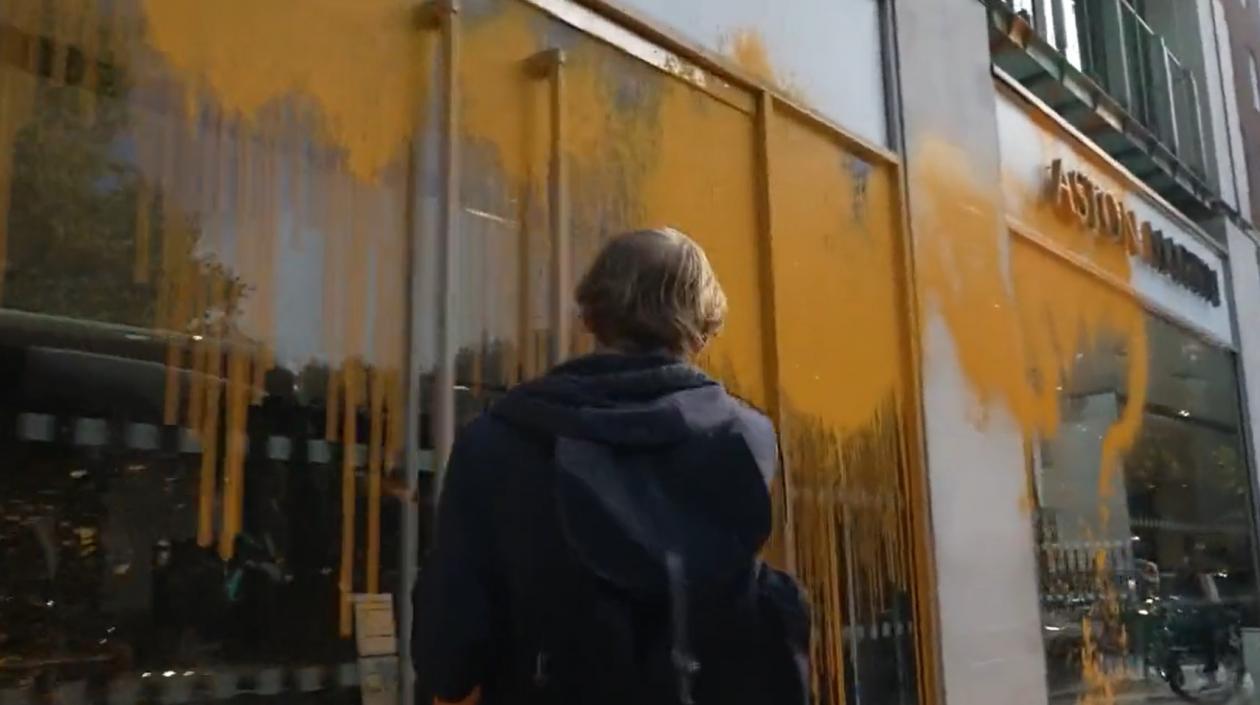 Activista arrojando pintura a los almacenes. 