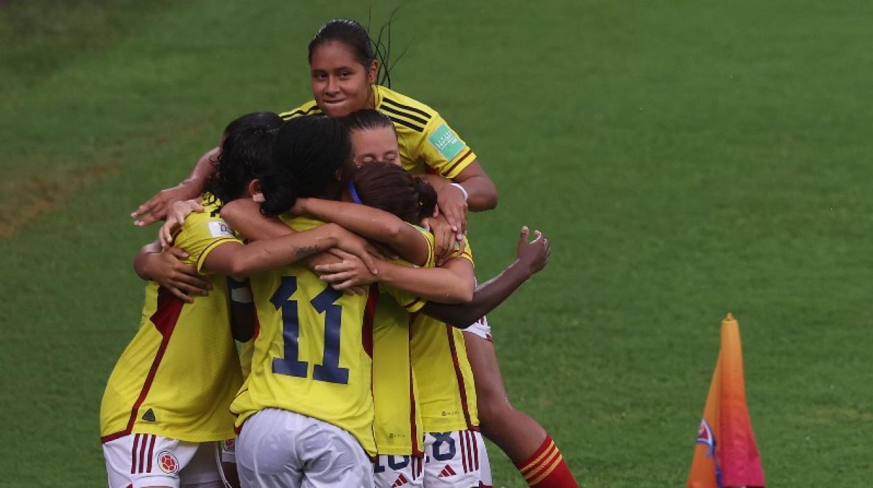 Jugadoras de Colombia celebran el tanto de Linda Caicedo. 