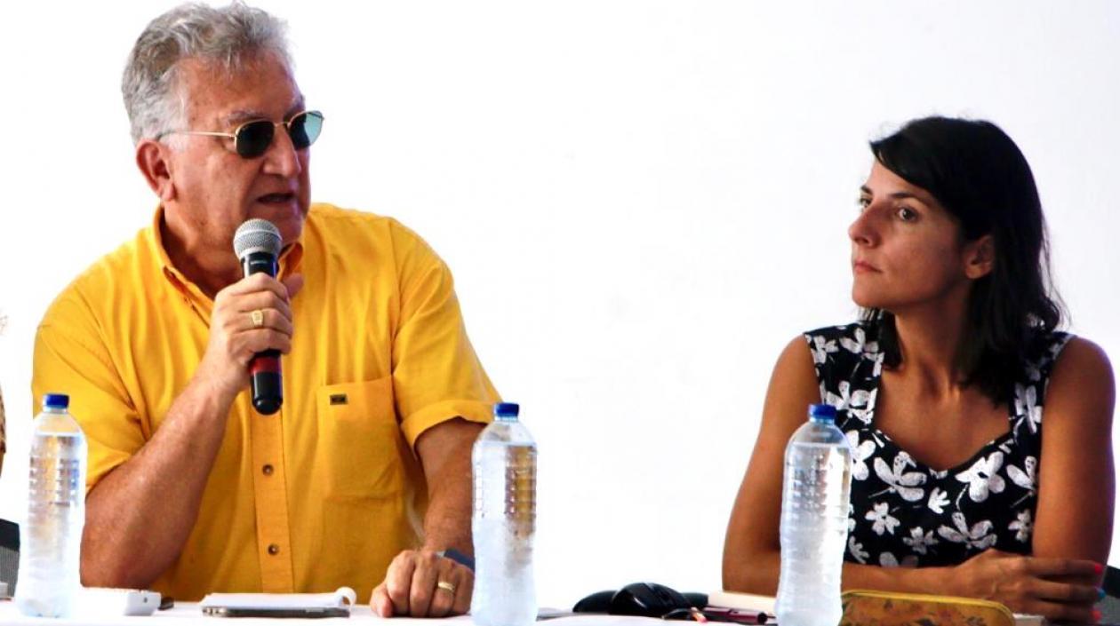 El Superservicios Dagoberto Quiroga y la Ministra Irene Vélez.