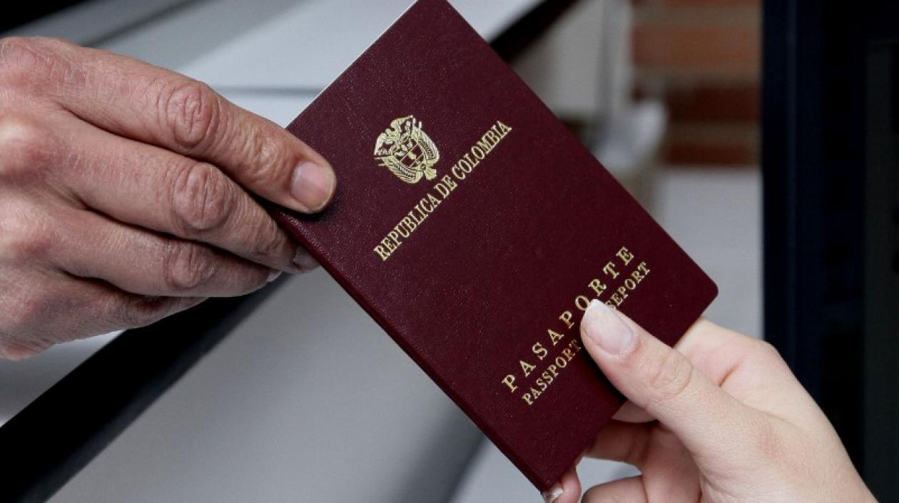 La Cancillería pidió tramitar con tiempo el cambio de pasaporte para esos dos grupos poblacionales.