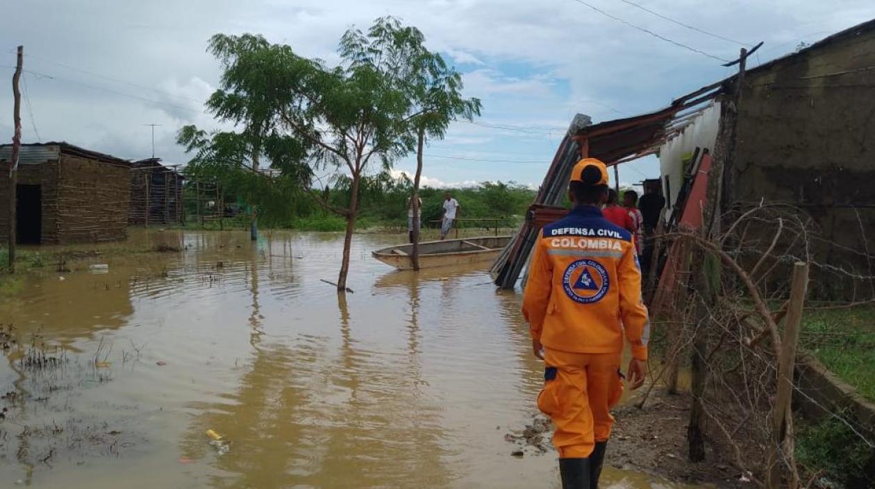 Organismos de socorro en los barrios afectados por las inundaciones en Repelón