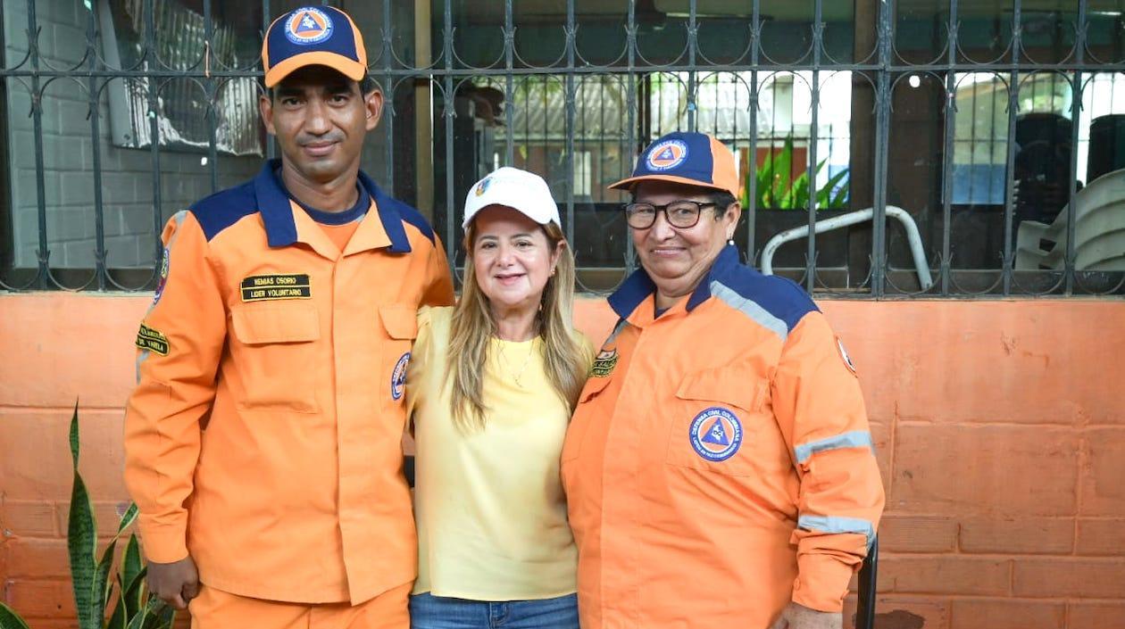 La Gobernadora Elsa Noguera con voluntarios de la Defensa Civil.
