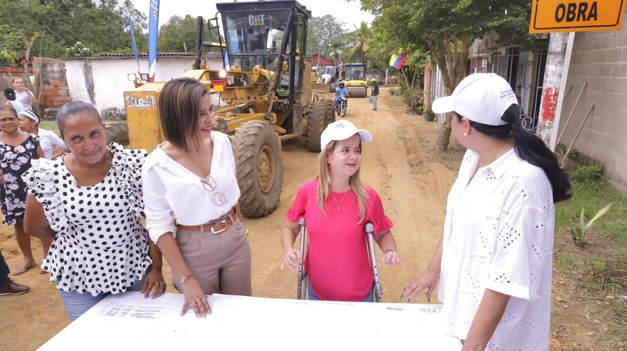La Gobernadora Elsa Noguera inspeccionando las obras.
