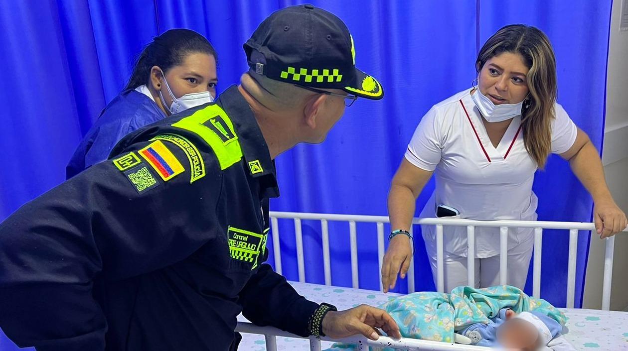 El coronel Jorge Urquijo visitando al niño en el Hospital Niño Jesús