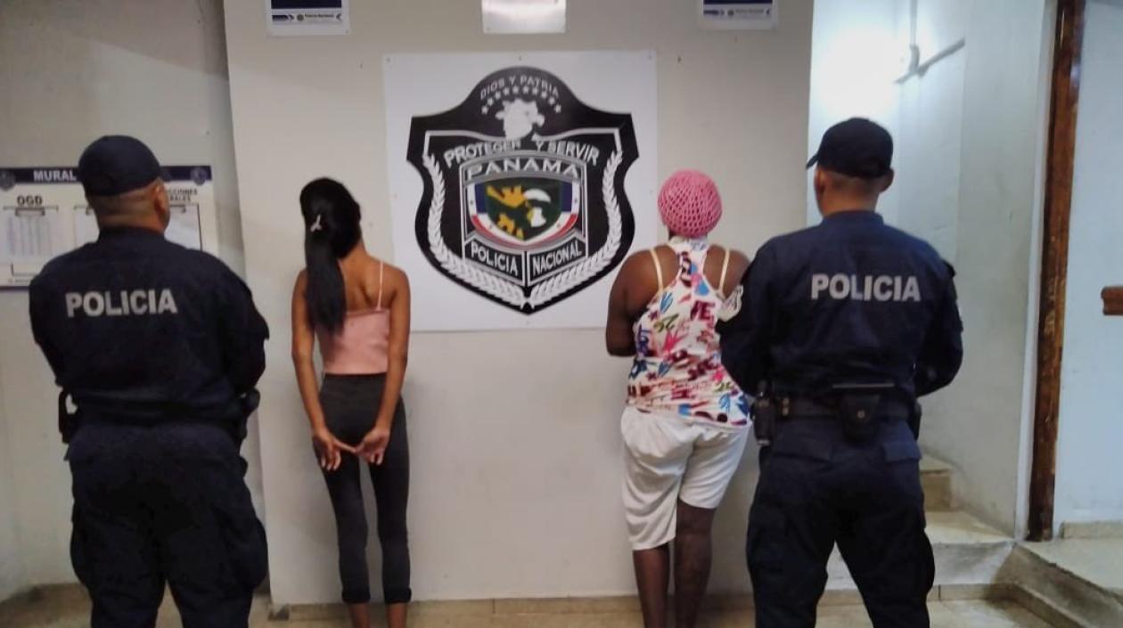 Mujeres capturadas por las autoridades. 