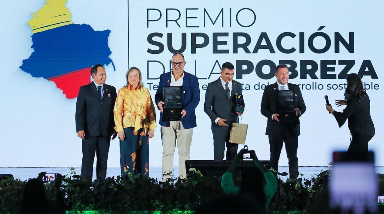 El Alcalde Roberto Celedón durante la premiación.
