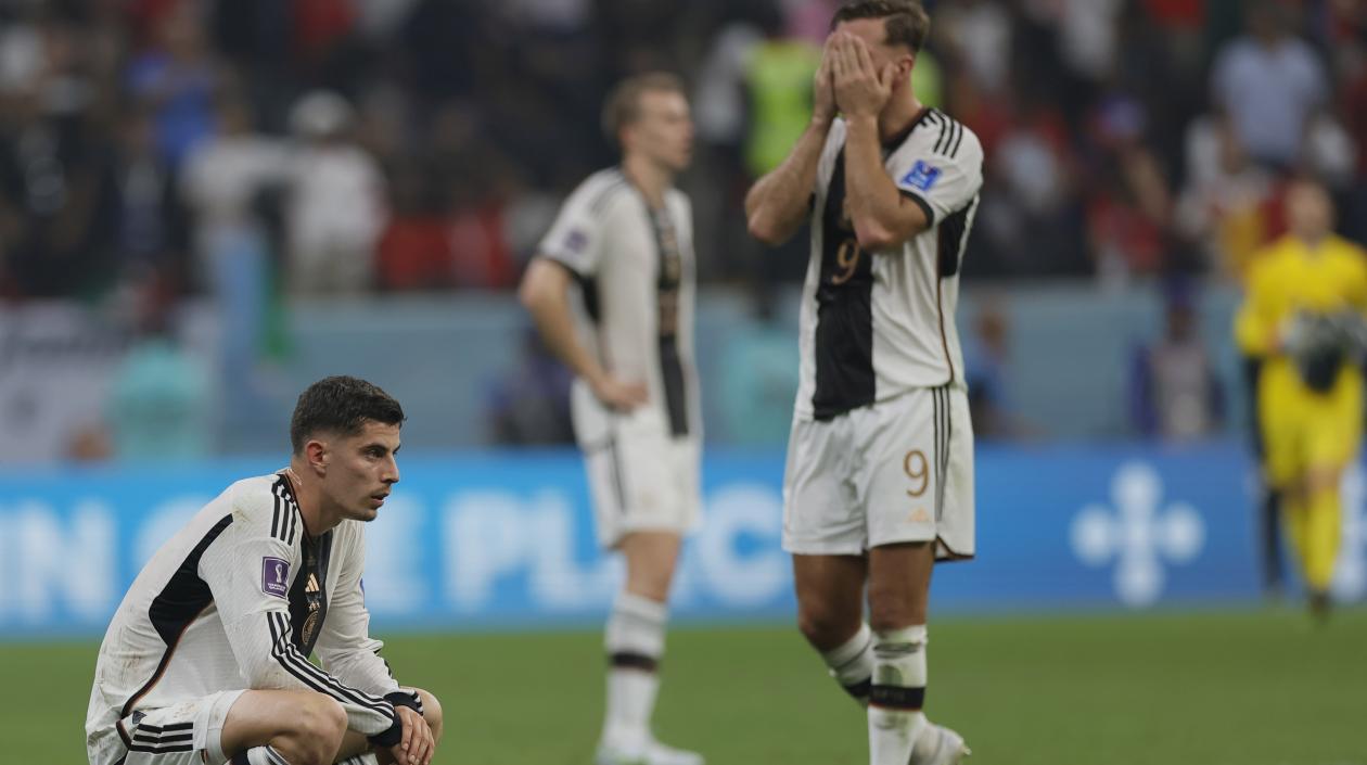 Jugadores de Alemania se lamentan de la eliminación de Catar 2022.