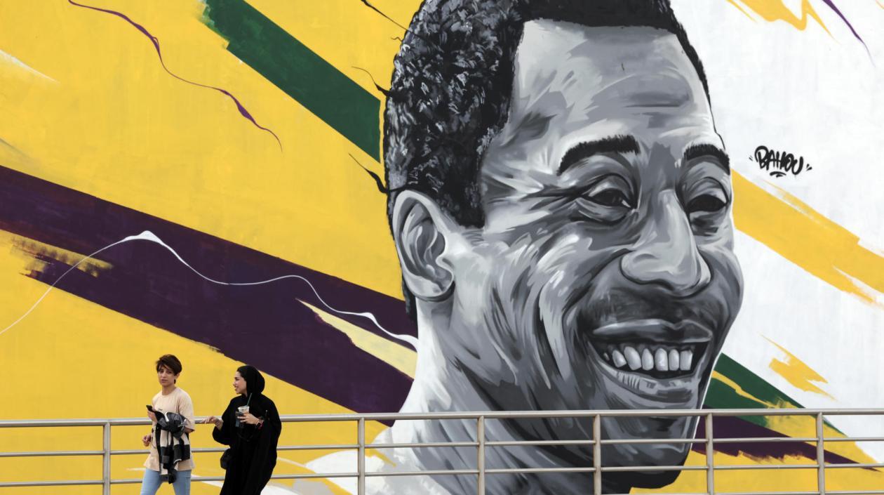 Este es el mural en homenaje a Edson Arantes do Nascimento 'Pelé', enfrente del estadio Al Khalifa de Doha, Cata