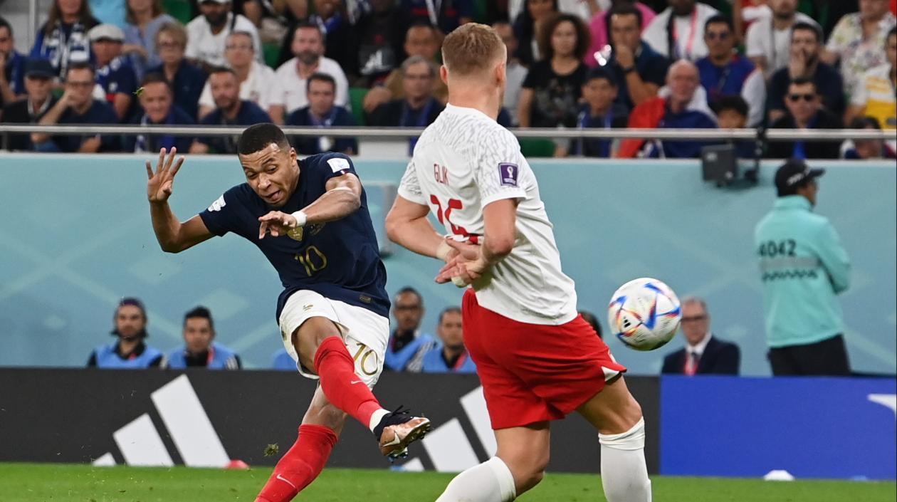 Mbappé remata al arco de Polonia para marcar el segundo gol de Francia.