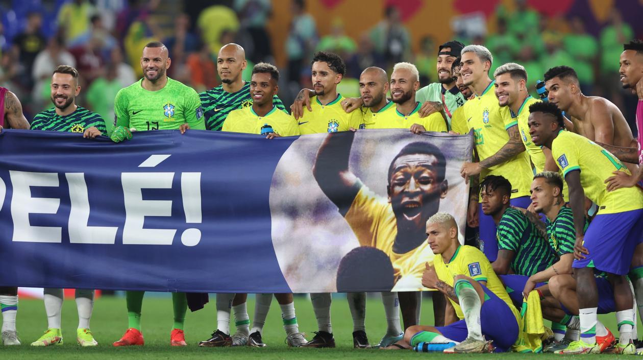 La pancarta de los jugadores brasileños en honor a Pelé.