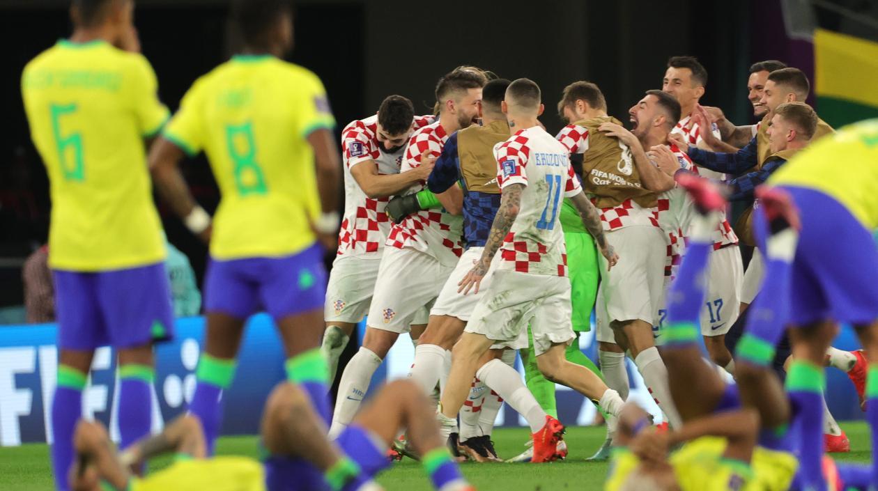 El festejo de los jugadores croatas en contraste con la tristeza de los brasileños. 