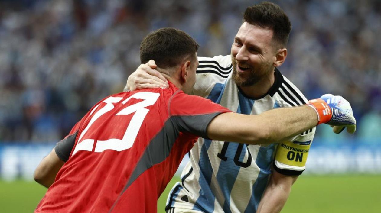 Lionel Messi festeja con el portero Dibu Martínez tras la clasificación.