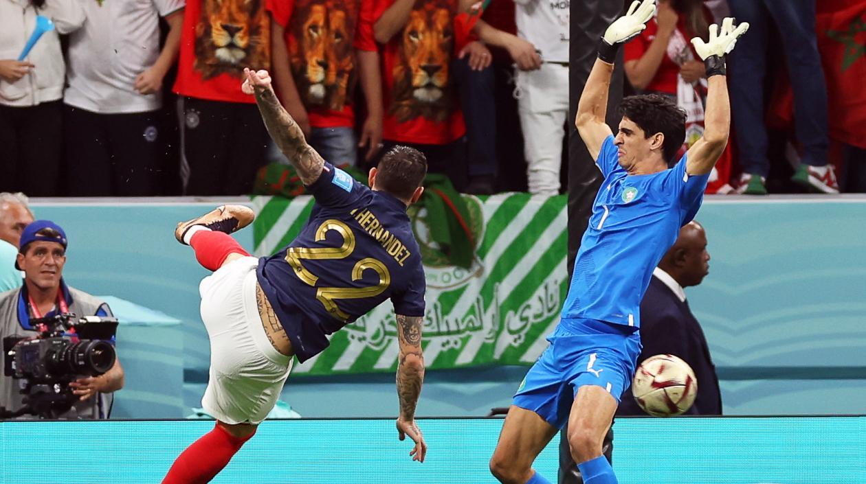Theo Hernandez anotó el primer gol de Francia a la salida del portero Yassine Bounou.