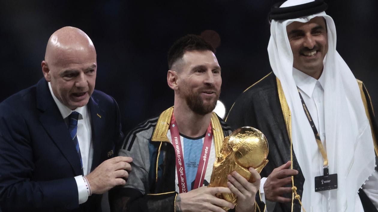 Lionel Messi con el bisht y la Copa Mundial de la Fifa.