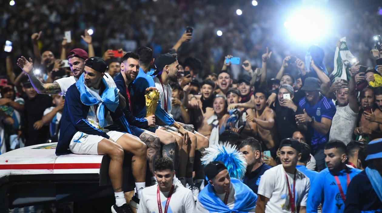 Los campeones del mundo encabezados por Lionel Messi en pleno desfile en Buenos Aires.