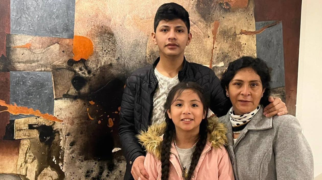 Familia de Pedro Castillo en aeropuerto de Ciudad de México.