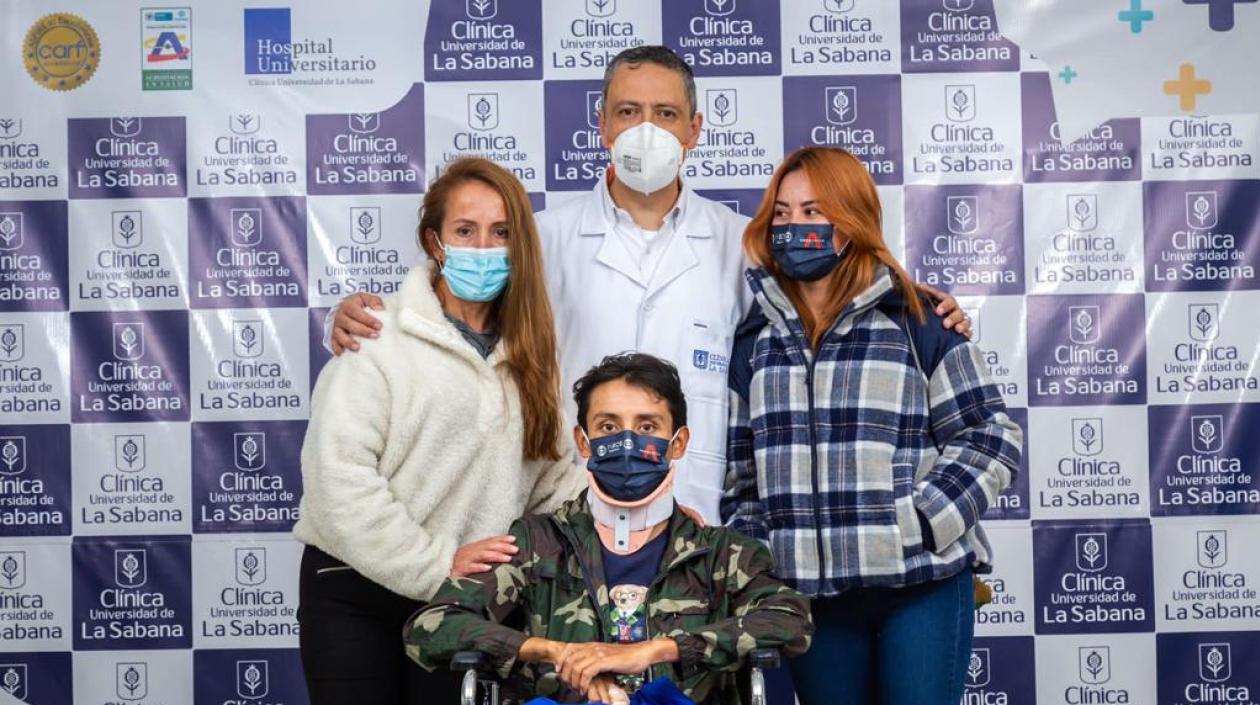 Egan Bernal al lado de su madre Flor Gómez, su novia María Manotas y el doctor Juan Ortiz. 
