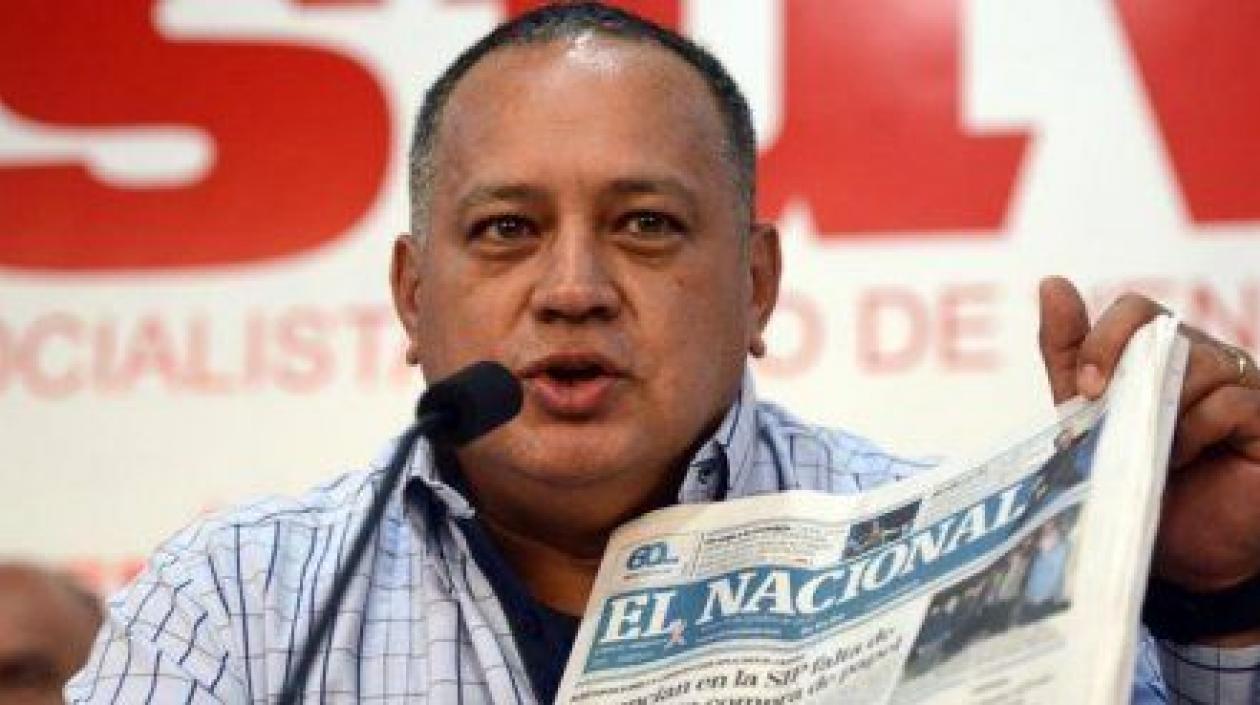 Diosdado Cabello con un ejemplar del diario El Nacional. 