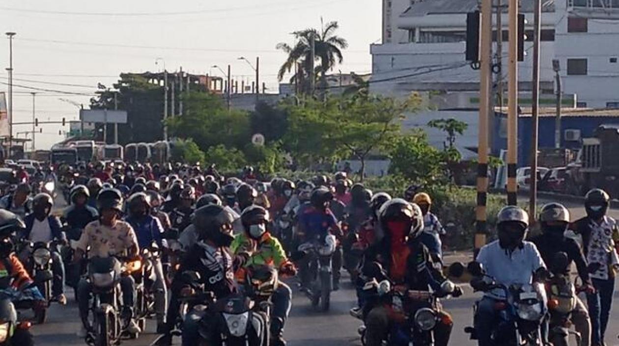 Mototaxistas bloquen tráfico en Cartagena.