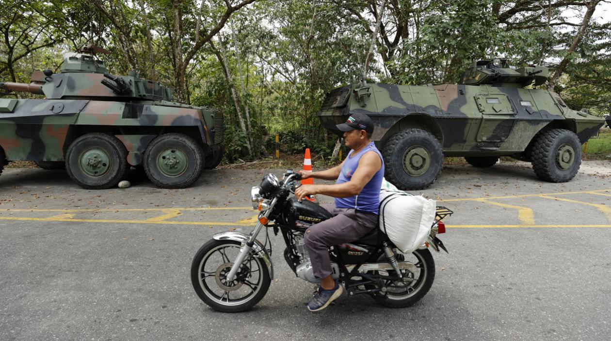 Imagen de un ciudadano con tanques en el fondo en Saravena.