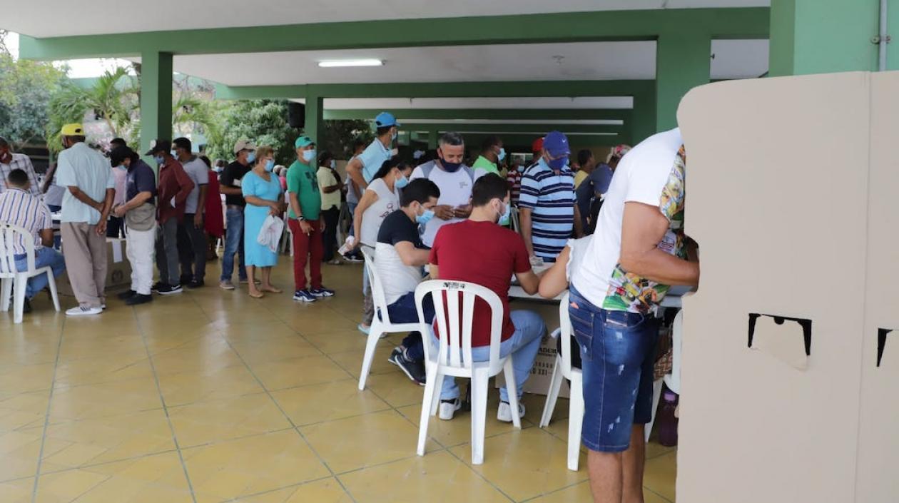 Ciudadanos votando en Barranquilla.