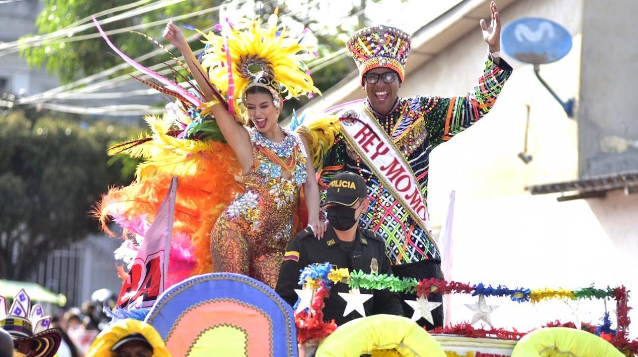 La Reina Valeria Charris y el Rey Momo Kevin Torres, durante el desfile.