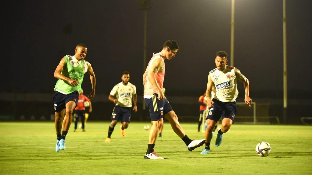 Jugadores de la Selección Colombia durante el entrenamiento de esta noche.
