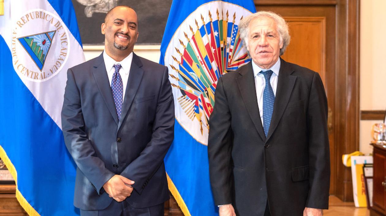 El Embajador Arturo McFields Yescas con el Secretario General de la OEA Luis Almagro.