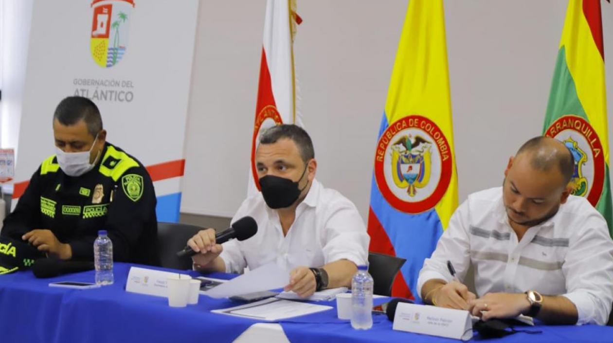 El comandante de la Mebar, brigadier general Luis Carlos Hernández; el secretario de Interior, Yesid Turbay, y el jefe de la Oficina de Seguridad del Distrito, Nelson Patrón.
