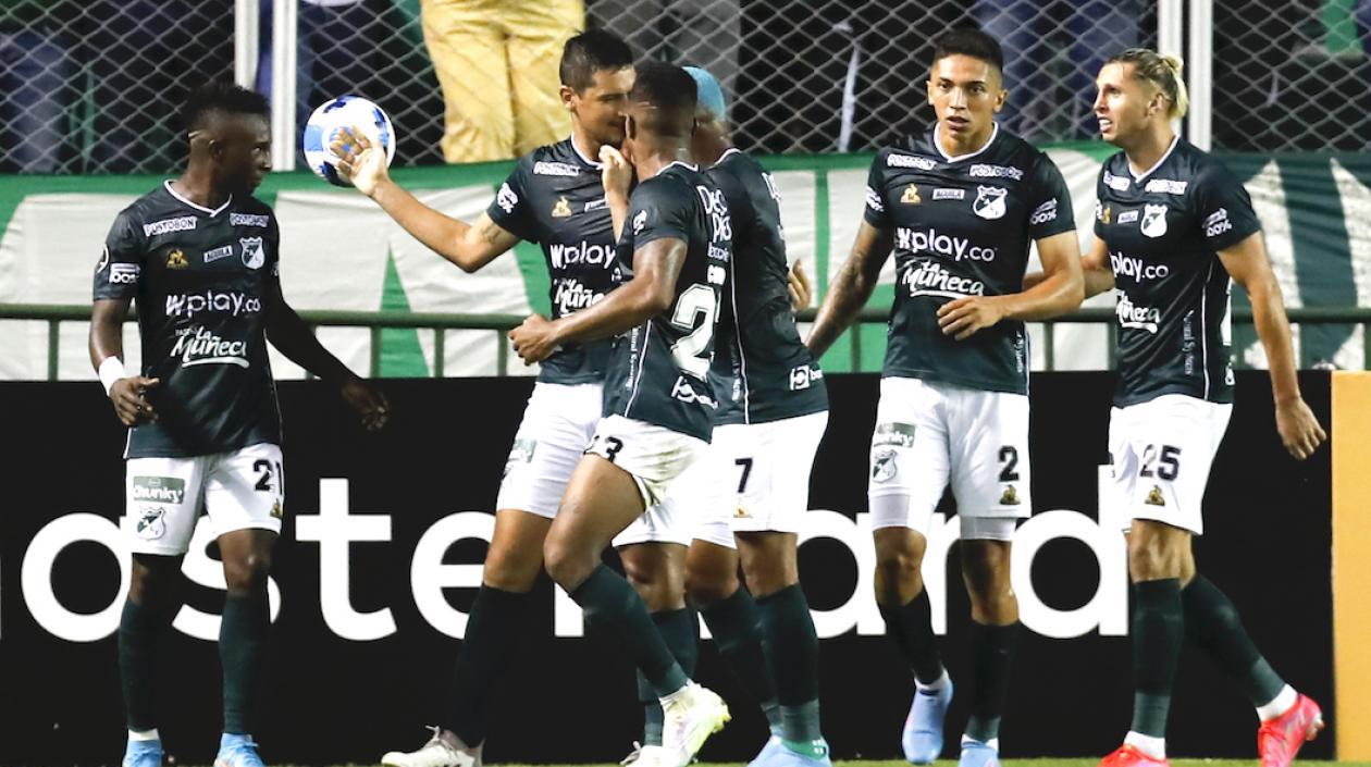 Jugadores del Deportivo Cali celebrando el gol de Guillermo Burdisso.