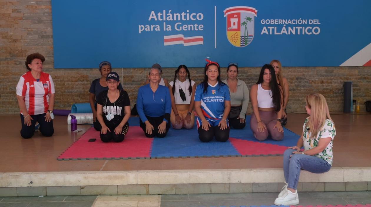 La gobernadora Elsa Noguera acompaña a las practicantes del yoga. 